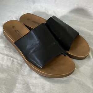 Ardene size 8 Women's man made Black and Tan Slide Sandals